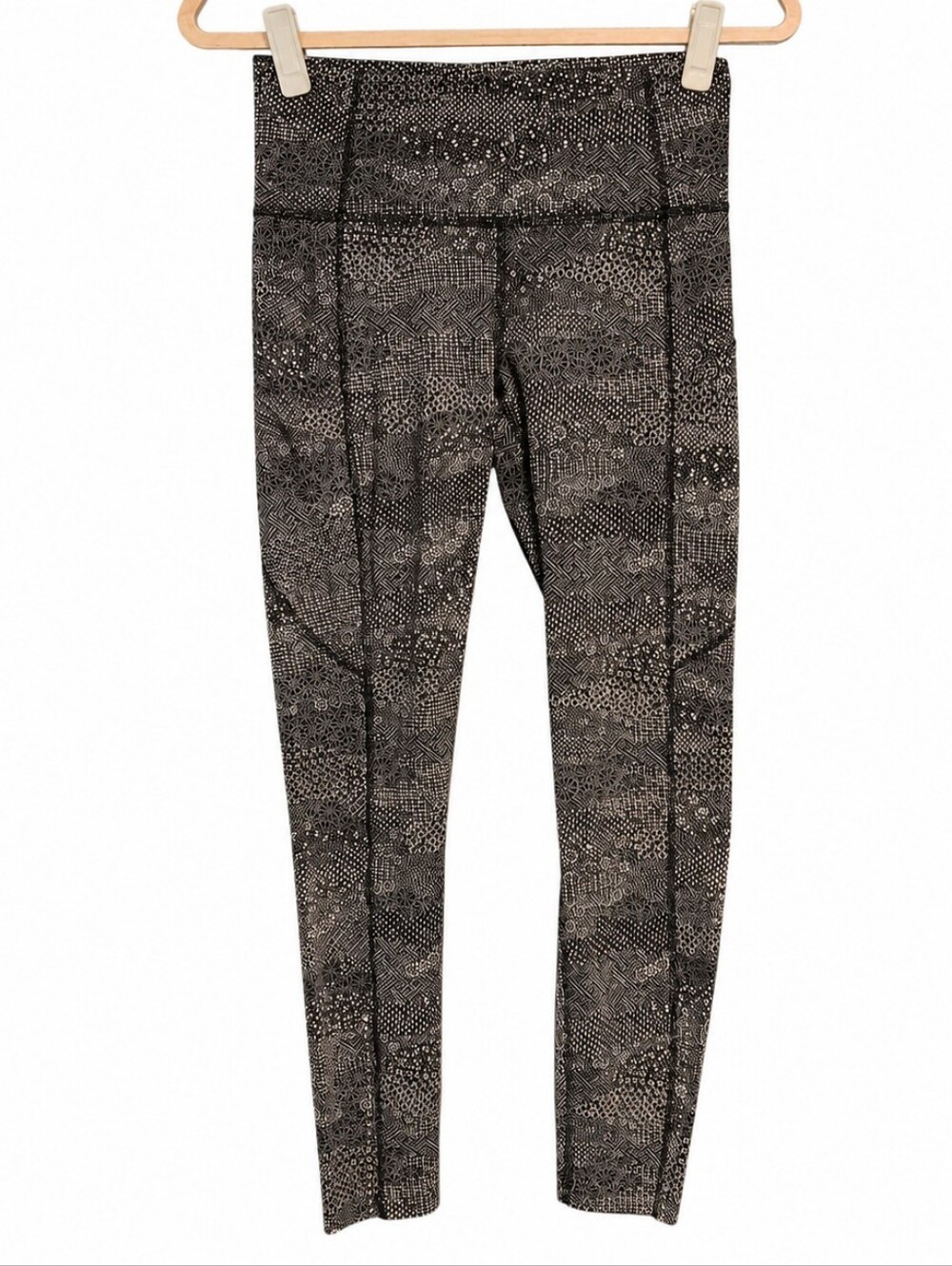 Lululemon Black And White Ditsy Quilting Pattern Pocket Leggings
